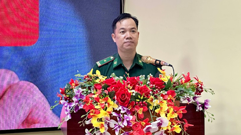 Thiếu tá Trần Quốc Phú, Chính trị viên Đồn Biên phòng Gành Dầu chia sẻ tại hội nghị. qdy3-3490.jpg