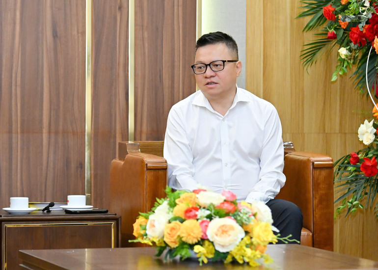 Tổng Biên tập Báo Nhân Dân Lê Quốc Minh phát biểu đáp từ. (Ảnh: THỦY NGUYÊN) sep-minh.jpg