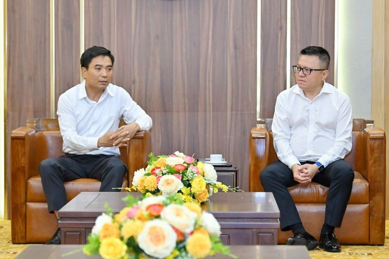 Tổng Biên tập Báo Nhân Dân Lê Quốc Minh tiếp đồng chí Nguyễn Doãn Anh, Ủy viên Trung ương Đảng, Bí thư Tỉnh ủy Thanh Hóa. (Ảnh: THỦY NGUYÊN) 2-sep-1.jpg