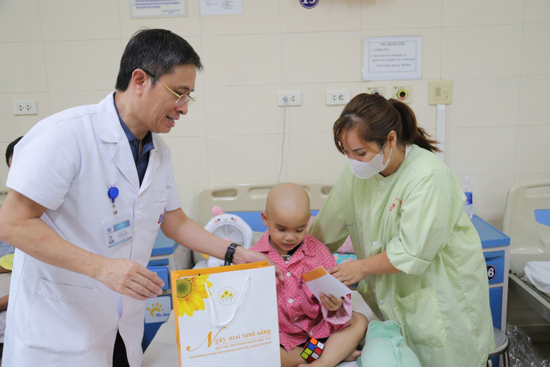 The Board of Directors of K Hospital and the Bright Tomorrow Cancer Patient Support Fund presented gifts to children being treated at the hospital. nhi-k2.jpg