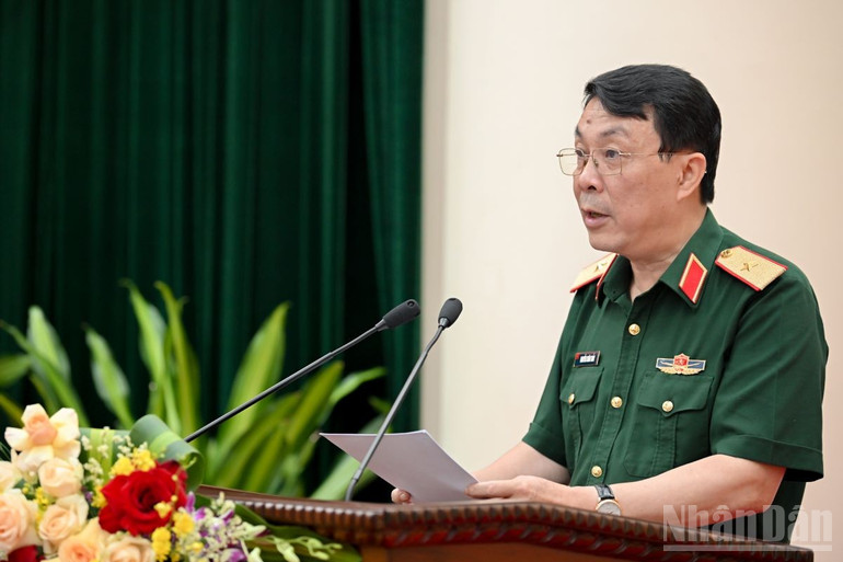 Thiếu tướng Nguyễn Xuân Thủy, Phó Cục trưởng Tuyên huấn (Tổng cục Chính trị Quân đội Nhân dân Việt Nam) báo cáo tại hội nghị. (Ảnh: THẾ ĐẠI) ndo_br_nguyen-xuan-thuy-1.jpg