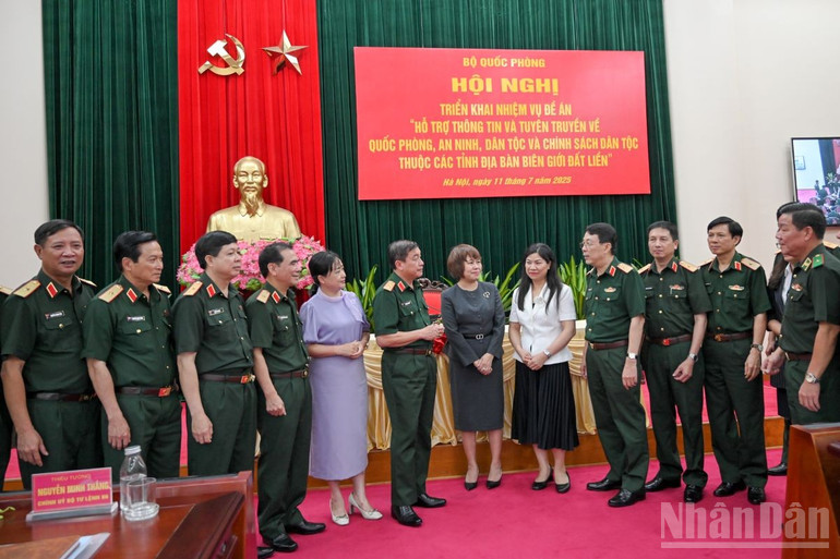 Trung tướng Trương Thiên Tô và các đại biểu trao đổi trong giờ giải lao. (Ảnh: THẾ ĐẠI) ndo_br_cac-db-chung-anh-chung-bqp117.jpg