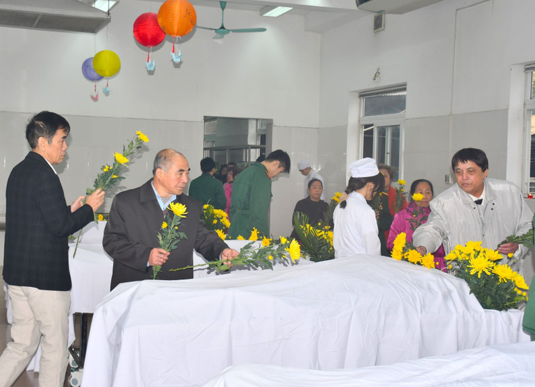 Các đại biểu đặt hoa tri ân tại phòng trưng bày, lưu trữ tiêu bản.