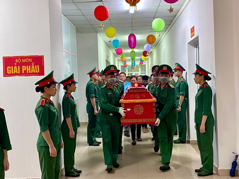 Các lực lượng của Học viện Quân y khiêng linh cữu ông Vũ Văn Lành di chuyển ra xe tang và cùng gia đình đưa tiễn ông tới Đài hóa thân Hoàn Vũ, Văn Điển, Hà Nội. di-quan.jpg