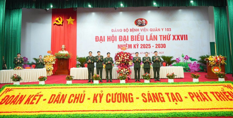 Thay mặt Đảng ủy, Ban Giám đốc Học viện Quân y, Thiếu tướng, Phó Giáo sư, Tiến sĩ Nguyễn Văn Nam tặng lẵng hoa chúc mừng thành công của Đại hội. tang-hoa-2-103.jpg
