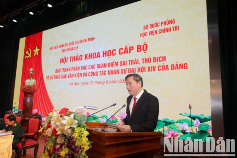 Giáo sư, Tiến sĩ Lê Văn Lợi, Phó Giám đốc, Phó Trưởng Ban thường trực Ban Chỉ đạo 35 Học viện Chính trị quốc gia Hồ Chí Minh báo cáo đề dẫn hội thảo. loi-d-76.jpg