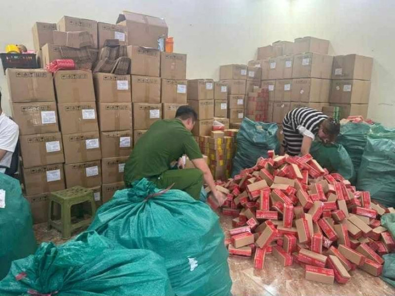 Cơ quan chức năng kiểm tra kho hàng của Công ty TNHH Hải Bé. (Ảnh: Công an Ninh Bình cung cấp) cong-an-cc.jpg