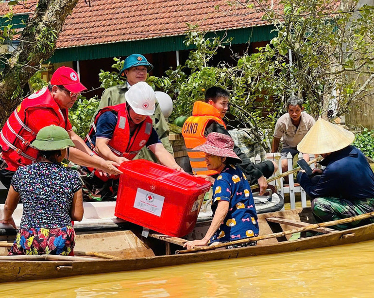 Đoàn công tác Trung ương Hội Chữ thập đỏ Việt Nam trao tiền và hàng cứu trợ cho các hộ gia đình bị thiệt hại do bão số 10 tại xã Đức Quang, tỉnh Hà Tĩnh. hang-2.jpg
