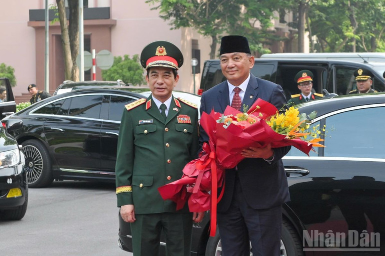 Đại tướng Phan Văn Giang đón Bộ trưởng Quốc phòng Indonesia Sjafrie Sjamsoeddin. ndo_br_z6855181281608-c2643931bcf7130af9b63cf0f1bd7327.jpg