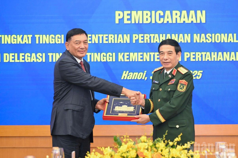 Đại tướng Phan Văn Giang trao quà lưu niệm tặng ngài Sjafrie Sjamsoeddin. ndo_br_tang-qua-bt.jpg
