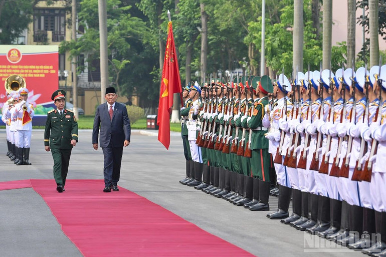 Đại tướng Phan Văn Giang và ngài Sjafrie Sjamsoeddin duyệt Đội danh dự Quân đội nhân dân Việt Nam. ndo_br_z6855181791060-c95e9dc3143e29ee27cf3a66b367bffe.jpg