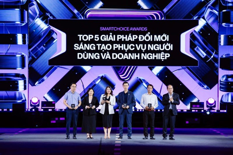 Ban tổ chức trao giải Top 5 giải pháp đổi mới sáng tạo phục vụ người dùng và doanh nghiệp. top-5-giai-phap-1.jpg