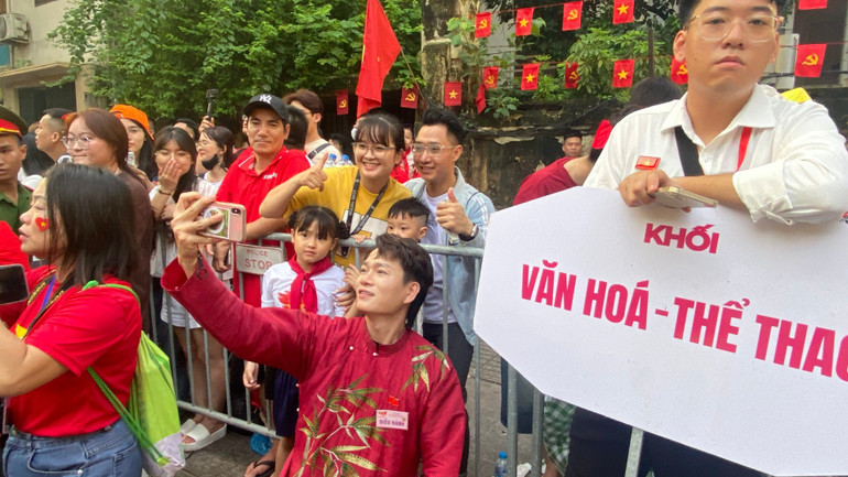 Tuan Cry interagierte am Morgen des 2. September mit den Menschen, die auf beiden Seiten der Straße standen, um den Kultur- und Sportblock willkommen zu heißen und anzufeuern. tuan-cry-5632.jpg
