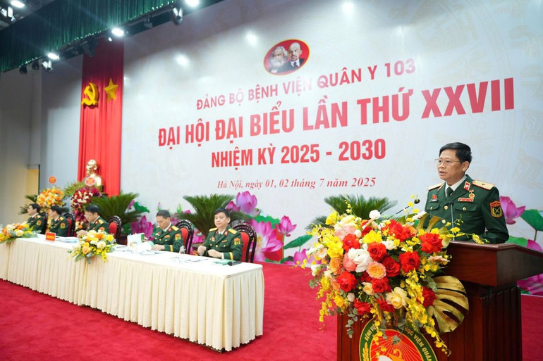 Thiếu tướng, Phó Giáo sư, Tiến sĩ Nguyễn Văn Nam, Phó Chính ủy Học viện Quân y phát biểu chỉ đạo tại Đại hội. nam-103.jpg