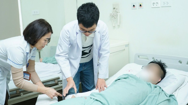 Bộ Y tế đề xuất từ năm 2026, bác sĩ, bác sĩ y học dự phòng và dược sĩ được xếp lương từ bậc 2. (Ảnh minh họa). ba-si-ee-6652.jpg
