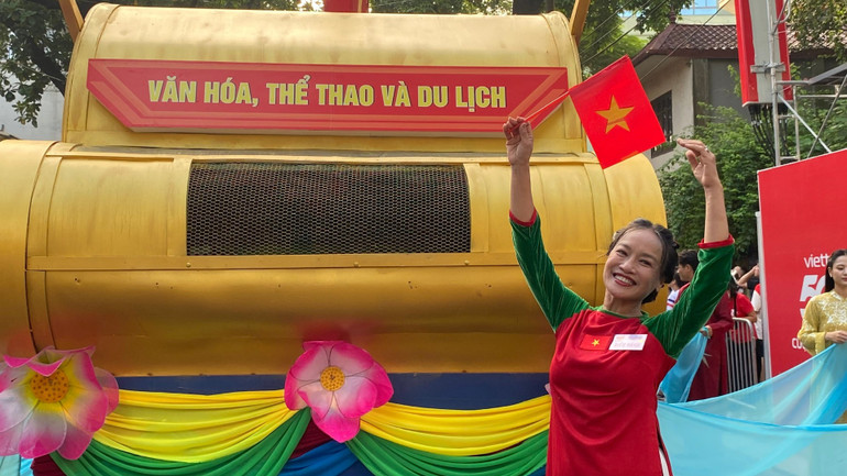 Die Schauspielerin Tu Oanh vom Jugendtheater drückte ihre Freude und Ehre aus, an der Parade des Kultur- und Sportblocks am Nationalfeiertag teilnehmen zu dürfen. tu-oanh-ns-716.jpg
