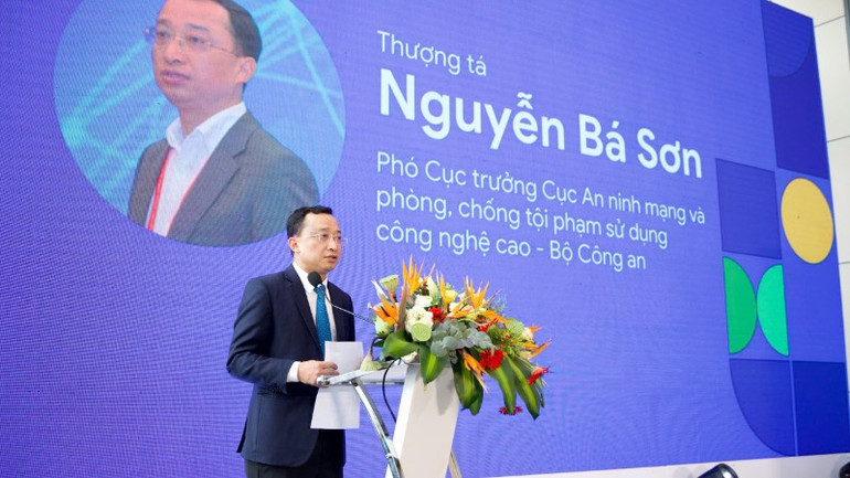 Theo Thượng tá Nguyễn Bá Sơn, nâng cao nhận thức là yếu tố then chốt trong phòng, chống lừa đảo trực tuyến. anh-2-thuong-ta-nguyen-ba-son-pho-cuc-truong-cuc-an-ninh-mang-va-phong-chong-toi-pham-su-dung-cong-nghe-cao-phat-bieu-tai-su-kien-anh-btc-6750.jpg