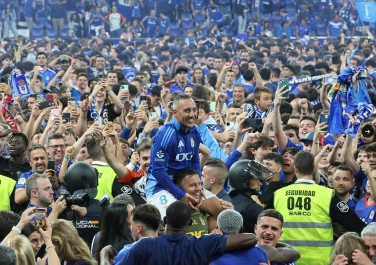 Người hâm mộ Real Oviedo tràn xuống sân ăn mừng chiến tích của đội bóng và Santi Cazorla. download-16-1750666016-7988-1750666622.jpg