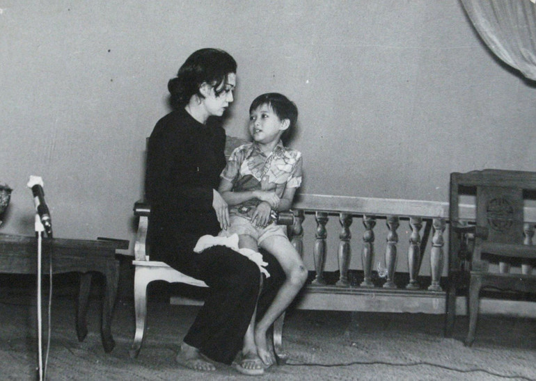 Nghệ sĩ Kim Cương (áo đen) trên sân khấu một đêm diễn vở Lá sầu riêng. (Ảnh Tư liệu) 1000012519.jpg