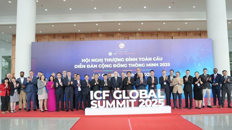 Lãnh đạo Thành phố Hồ Chí Minh chụp hình lưu niệm cùng các đại biểu dự hội nghị.