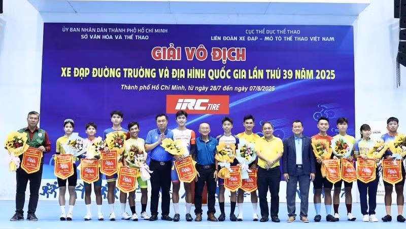 Ban tổ chức tặng hoa và trao cờ cho đại diện các đội tham dự giải. 