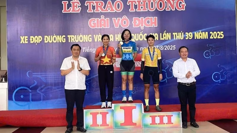 Trưởng Ban tổ chức giải Cao Văn Chóng (bên trái) và Bí thư Đảng ủy, Chủ tịch Hội đồng nhân dân xã Dầu Tiếng Nguyễn Đình Khánh trao thưởng cho các vận động viên đạt thành tích.