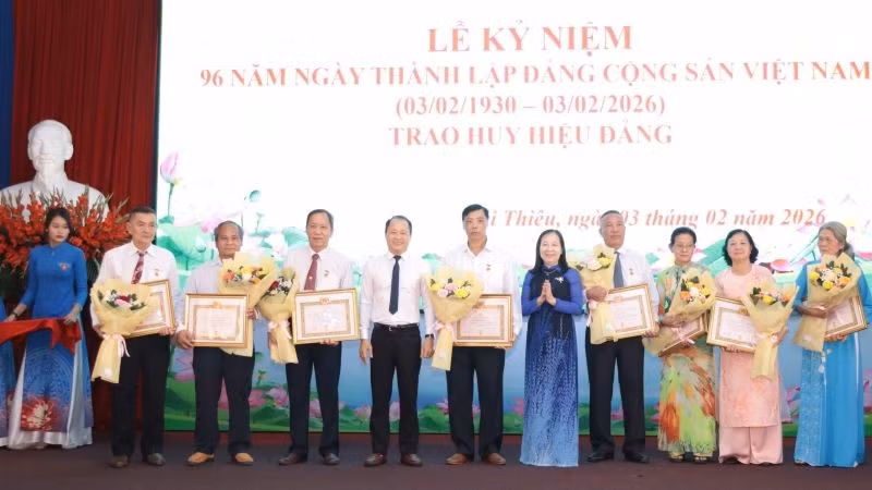 Lãnh đạo phường Lái Thiêu chúc mừng các đảng viên được trao Huy hiệu Đảng.