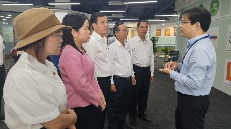 Tiến sĩ Ngô Minh Đức, Hiệu trưởng Trường Đại học Quốc tế Miền Đông (bên phải) giới thiệu Hệ sinh thái Đổi mới sáng tạo tại trường với các Đại biểu Quốc hội Thành phố Hồ Chí Minh.