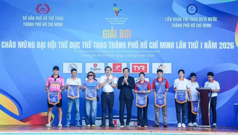 Trao cờ lưu niệm cho các đơn vị tham gia Giải Bơi. 