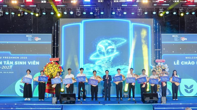 Lãnh đạo Trường đại học Quốc tế Miền Đông trao học bổng chuyến kiến tập tại Singapore cho các tân sinh viên xuất sắc.