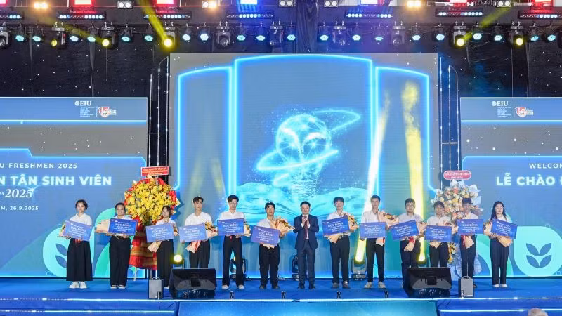 Lãnh đạo Trường đại học Quốc tế Miền Đông trao học bổng chuyến kiến tập tại Singapore cho các tân sinh viên xuất sắc.