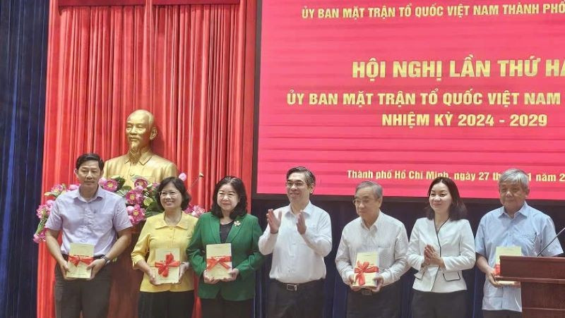 Phó Bí thư Thành ủy, Chủ tịch Ủy ban Mặt trận Tổ quốc Việt Nam Thành phố Hồ Chí Minh Nguyễn Phước Lộc chúc mừng các Hội, Hiệp hội được hiệp thương công nhận tổ chức thành viên Ủy ban Mặt trận Tổ quốc Việt Nam Thành phố Hồ Chí Minh.