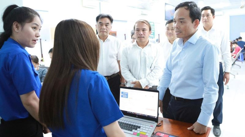 Bí thư Thành ủy Thành phố Hồ Chí Minh Trần Lưu Quang khảo sát tại Trung tâm phục vụ hành chính công phường Bình Dương. 