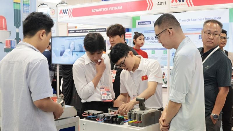 Các sản phẩm tự động hóa của doanh nghiệp tại triển lãm. 