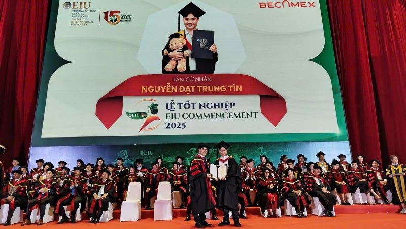 Tiến sĩ Ngô Minh Đức, Hiệu trưởng Trường Đại học Quốc tế Miền Đông (bên trái) trao Bằng tốt nghiệp đại học cho các tân cử nhân.