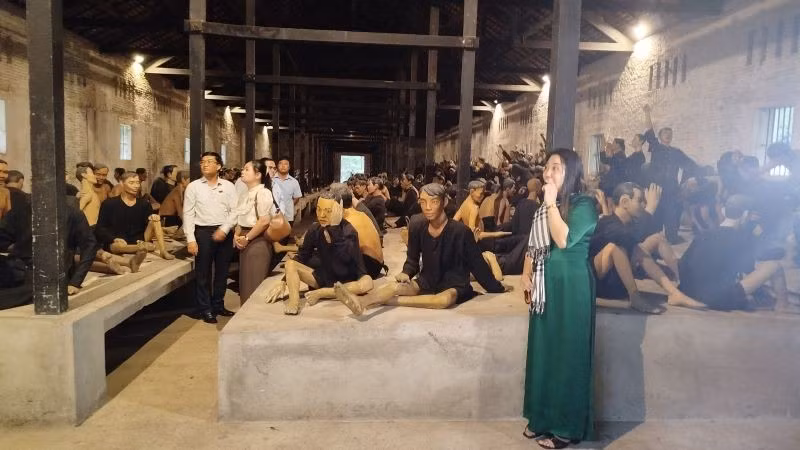 Ban Văn hóa-Xã hội Hội đồng nhân dân Thành phố Hồ Chí Minh khảo sát Khu nhà giam C tại Khu di tích Nhà tù Phú Lợi. 