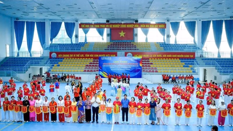 Đại diện Ban tổ chức cùng các đại biểu chụp hình lưu niệm với các đoàn tham dự Liên hoan Thể dục dưỡng sinh và yoga Thành phố Hồ Chí Minh năm 2026. 