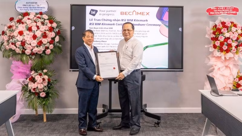 Giám đốc Trung tâm phát triển B.I.M (Tập đoàn Becamex) Nguyễn Việt Đức (bên phải) nhận Chứng nhận BSI Kitemark theo tiêu chuẩn ISO 19650 từ đại diện Tổ chức Tiêu chuẩn Anh (BSI).