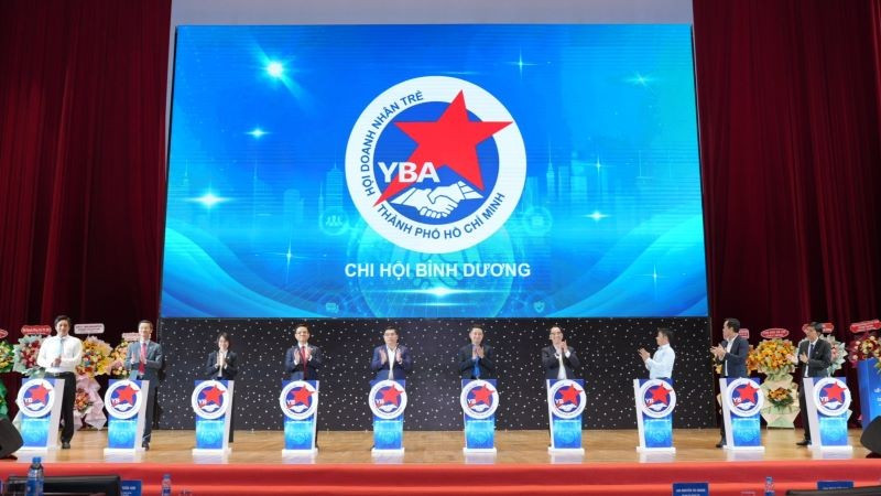 Các đại biểu thực hiện nghi thức ra mắt Chi hội Bình Dương.