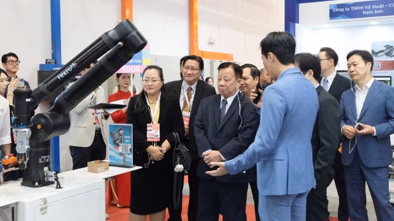 Các đại biểu tham quan các gian hàng tại Triển lãm tự động hóa Thế giới Việt Nam.
