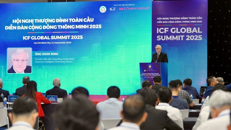 Chủ tịch và đồng sáng lập Diễn đàn cộng đồng thông minh thế giới John Jung phát biểu khai mạc hội nghị.