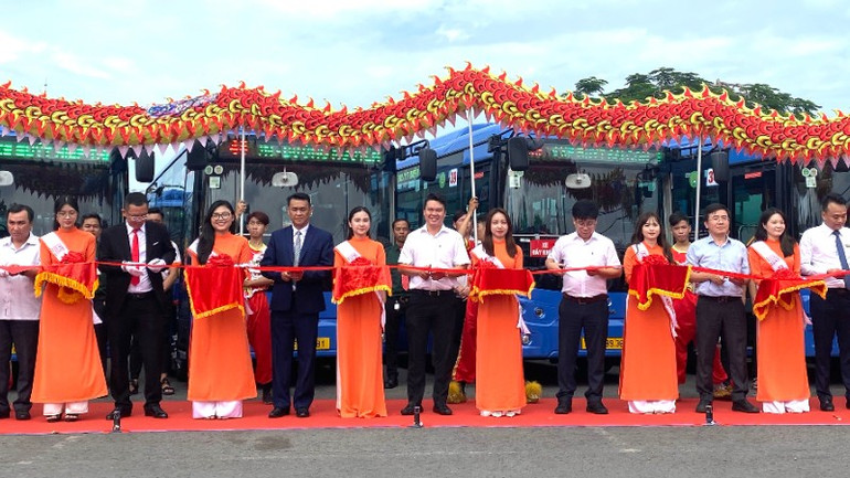Công ty cổ phần xe khách Phương Trang khai thác hơn 400 xe buýt điện thuộc 27 tuyến xe buýt có trợ giá trên địa bàn thành phố kể từ ngày 1/8. (Ảnh: QUÝ HIỀN) khai-truong-xe-buye-dien-phuong-trang-6794.jpg