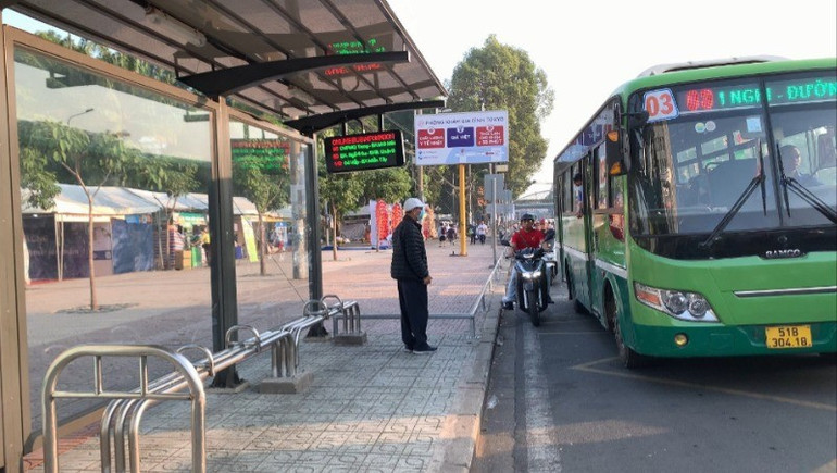 Người dân thành phố đón xe buýt. (Ảnh: QUÝ HIỀN) 2024-03-31-17-13-img-6734-6791.jpg
