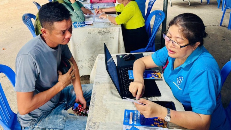 Bảo hiểm xã hội Thành phố Hồ Chí Minh tuyên truyền các chính sách Bảo hiểm xã hội, Bảo hiểm y tế đến Người lao động. (Ảnh: QUÝ HIỀN) anh-2-bhxh-thanh-pho-thu-duc-4437.jpg