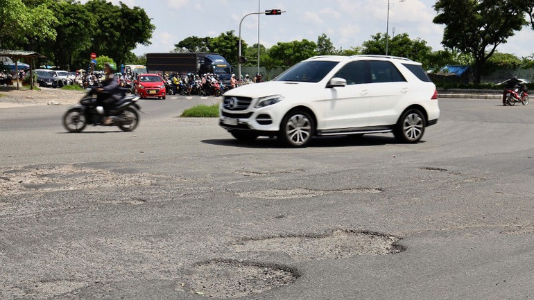 Hầm chui Nguyễn Văn Linh-Nguyễn Hữu Thọ xuất hiện nhiều ổ gà, ổ voi chỉ sau 9 tháng khai thác đang được chủ đầu tư yêu cầu nhà thầu khắc phục theo trách nhiệm bảo hành. (Ảnh: QUÝ HIỀN) o-voi-ham-chui-nguyen-van-linh-5779.jpg