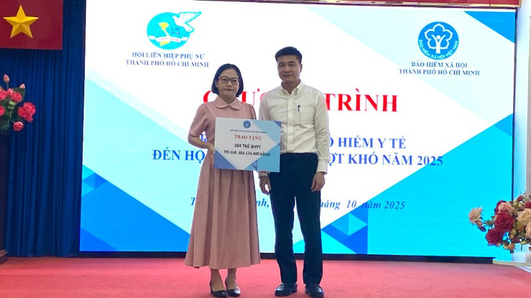 Hội Liên hiệp Phụ nữ Thành phố Hồ Chí Minh và Bảo hiểm xã hội Thành phố phối hợp trao tặng 304 thẻ Bảo hiểm y tế cho hội viên phụ nữ vượt khó trị giá hơn 384 triệu đồng (Ảnh: QUÝ HIỀN) bhxh-tp-hoi-lhpn-trao-bieu-trung-2090.jpg