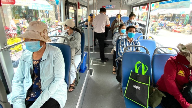 Hành khách đi xe buýt điện với nội thất tiện nghi, góp phần giảm phát thải ra môi trường. hanh-khach-di-xe-buyt-dien-9525.jpg