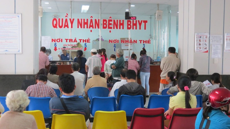 Người cao tuổi được hưởng các chính sách an sinh xã hội, trong đó có khám, chữa bệnh. (Ảnh: QUÝ HIỀN) kham-chua-benh-bang-the-bhyt-5482.jpg