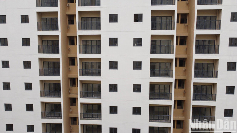 Do để trống thời gian dài nên các căn hộ chung cư tái định cư Thủ Thiêm không có người ở và đang trong tình trạng hư hỏng nặng (Ảnh: THẾ ANH) chung-cu-tdc-thu-thiem-xuong-cap.jpg