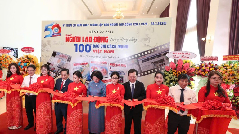 Khách mời tham gia triển lãm ảnh kỷ niệm 50 năm thành lập Báo Người Lao Động. (Ảnh: QUÝ HIỀN) anh-ky-kiem-50-nam-nld-8847.jpg